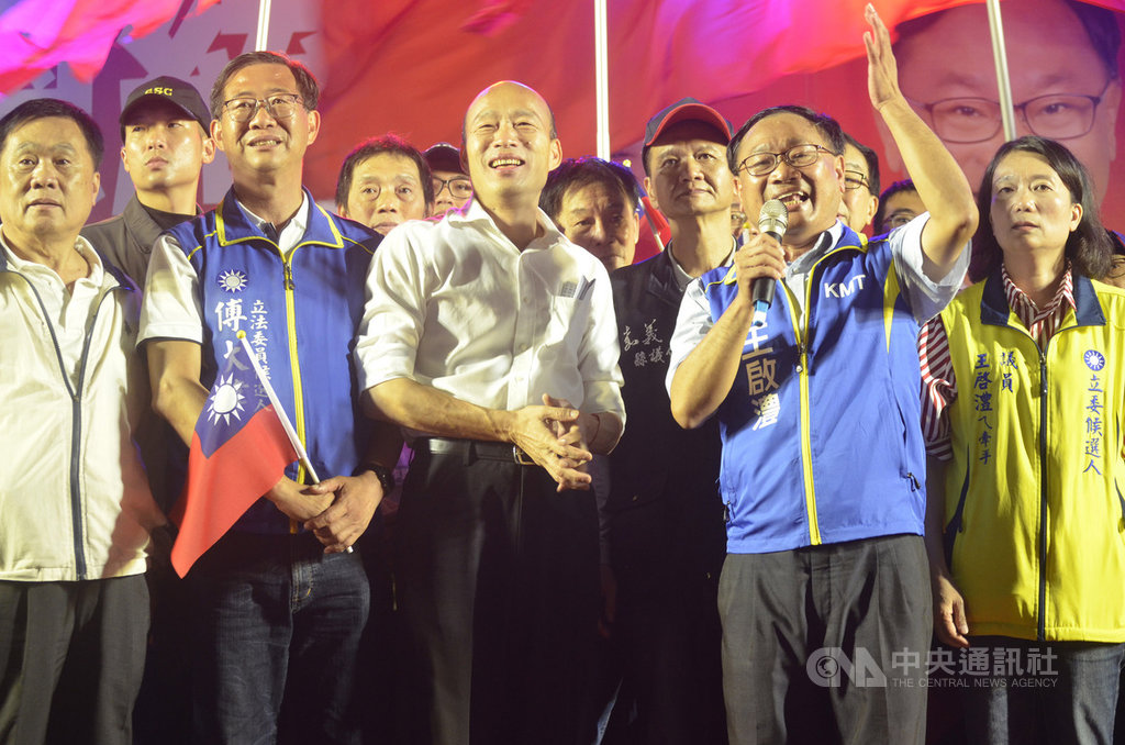 國民黨嘉義縣海區立委參選人王啟澧(前右2)競選總部成立時,國民黨總統參選人韓國瑜(前中)到場造勢,為王啟澧輔選,拉抬選情。中央社記者蔡智明攝 108年12月7日