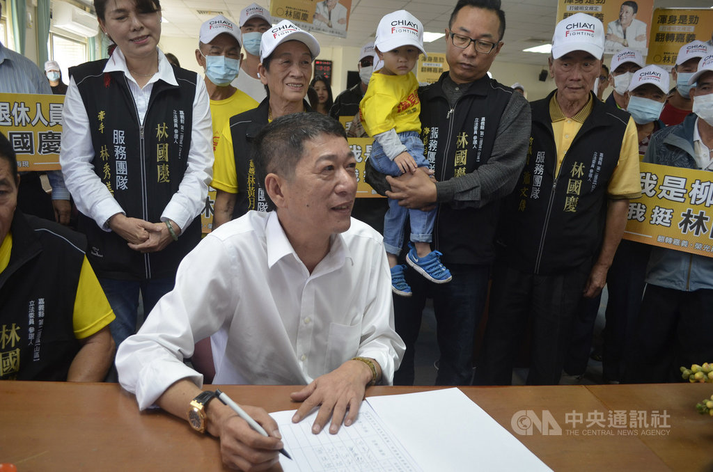前民進黨立委林國慶(前)在家人、支持者陪同下,以無黨籍身分登記參選嘉義縣第2選區(山區)立委。中央社記者蔡智明攝 108年12月7日