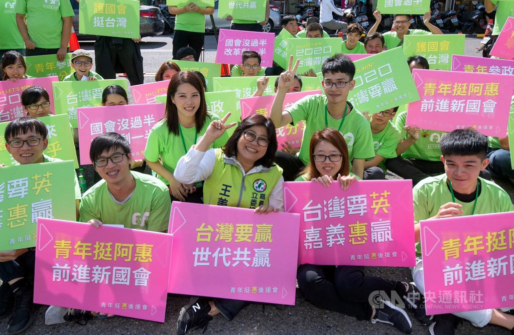 嘉義市立委選戰8搶1戰況激烈,其中有5人是現任市議員登記參選,民進黨立委參選人王美惠(前中)平時騎機車勤跑基層,服務鄉親,深知市民需求,被封為機車族議員。中央社記者黃國芳攝 108年12月7日