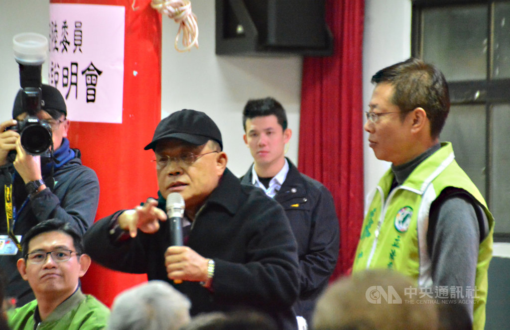 行政院長蘇貞昌(前左)7日晚間到新北市板橋區潮和宮與民眾座談,並替民進黨籍新北市立委參選人張宏陸(前右)助選。中央社記者黃旭昇新北市攝 108年12月7日