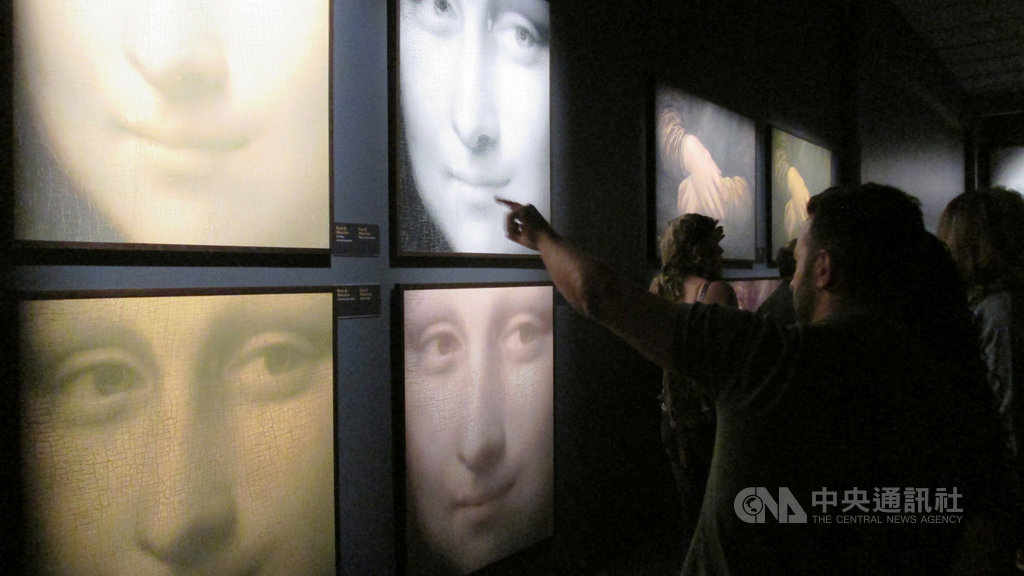 巴西聖保羅影音博物館舉辦「天才達文西逝世500週年紀念特展」。當中「蒙娜麗莎的秘密」,展出著名工程師、研究員和藝術作品攝影師柯特在羅浮宮美術館對這幅世界著名繪畫進行的透徹分析。圖為11月23日攝。中央社記者唐雅陵聖保羅攝 108年12月7日