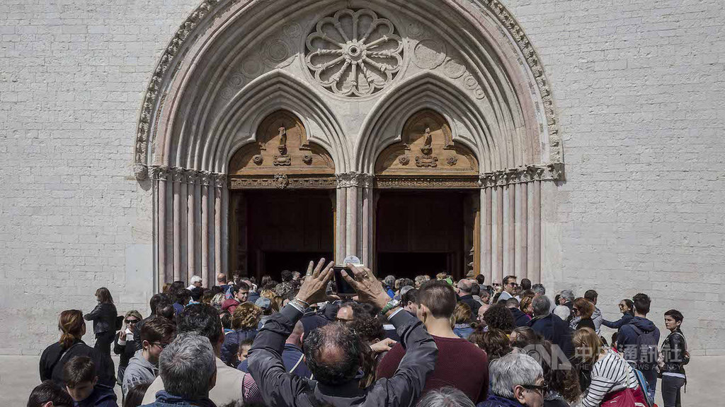 攝影師廖哲毅3年前到義大利學攝影,感受義大利美學,旅義期間他拍攝遊客系列,呈現當地最真實的「遊客風景」。圖為亞西西的聖方濟各聖殿。(廖哲毅提供)中央社記者鄭景雯傳真 108年12月7日