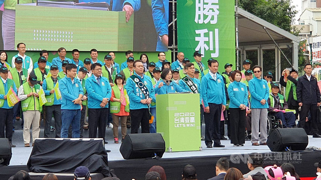 尋求連任的總統蔡英文(前排中)屏東縣競選總部7日上午成立,蔡總統鼓勵大家一定要去投票,展現台灣人顧主權的意志和決心。中央社記者郭芷瑄攝 108年12月7日