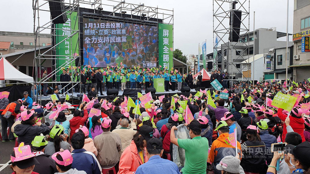 尋求連任的總統蔡英文屏東縣競選總部7日上午成立,大批支持者到場相挺。中央社記者郭芷瑄攝 108年12月7日
