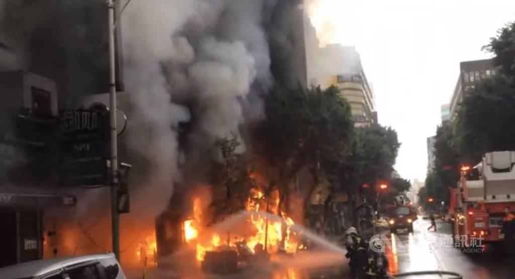 台北市警消7日上午獲報,中山區林森北路一棟大樓發生火警,立即派40輛救災救護車、百名消防員趕赴現場,一名婦人疑身體不適送醫。(民眾提供)中央社記者劉建邦傳真 108年12月7日