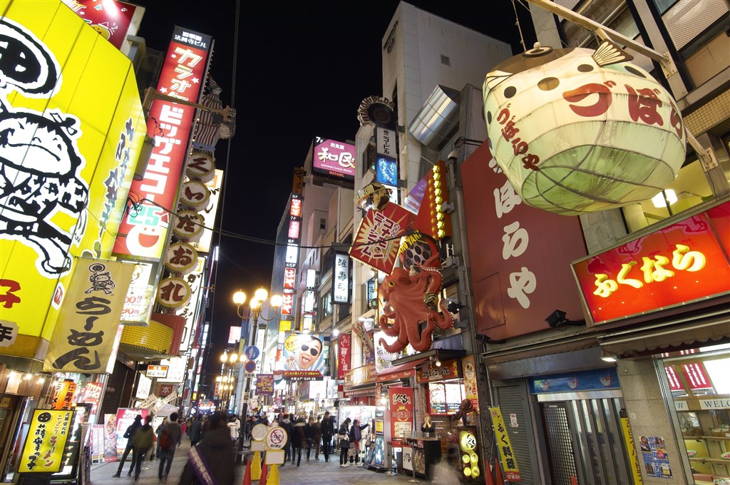 日本銀行大阪支店統計,2018年度關西主要地區百貨公司免稅品營業額,較2017年度成長17.5%達1290億日圓,創歷史新高紀錄。圖為大阪鬧區道頓堀。(圖取自osaka-info.jp)