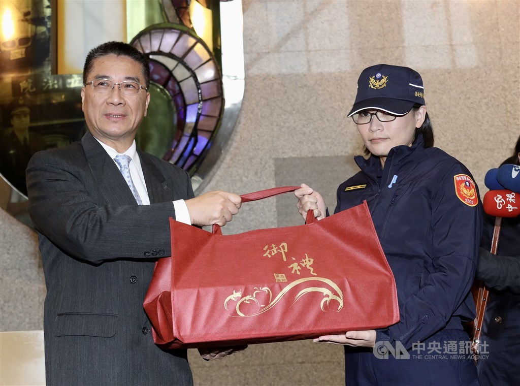 內政部長徐國勇(左)7日前往保六總隊,慰問在外交部執勤遭立委拍打侮辱的陳姓女警。中央社記者張皓安攝 108年12月7日