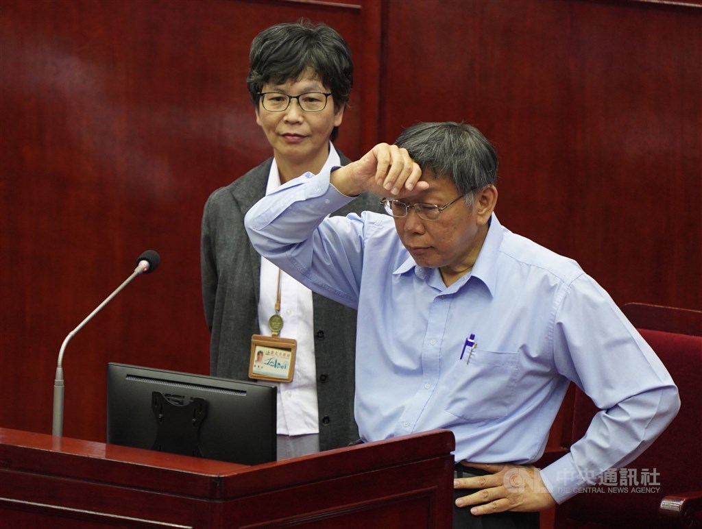 蔡壁如(左)自詡要擔任柯文哲(右)的「良心」,時時刻刻提醒柯文哲「莫忘初衷」。她說,柯文哲目前還沒被錢誘惑,若真有那一天,她會是那道防火牆。(中央社檔案照片)