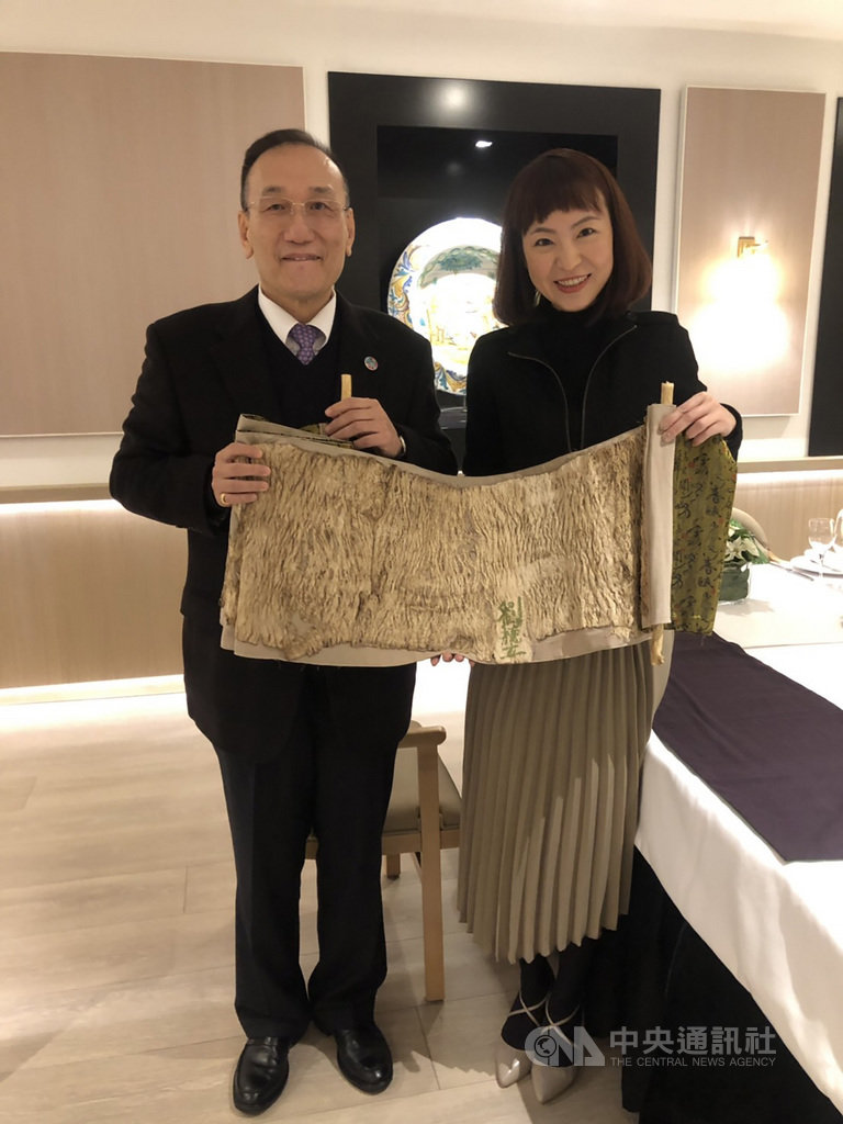 駐西班牙代表劉德立(左)7日會見「RE-Earth」藝術工作者周佩穎,在樹皮布簽名軸上留下簽名,成為參與「RE-Earth」簽名軸的第一人。「RE-Earth」藝術行動計畫作品將於世界氣候峰會中展出。(周佩穎提供)中央社記者曾婷瑄巴黎傳真 108年12月7日
