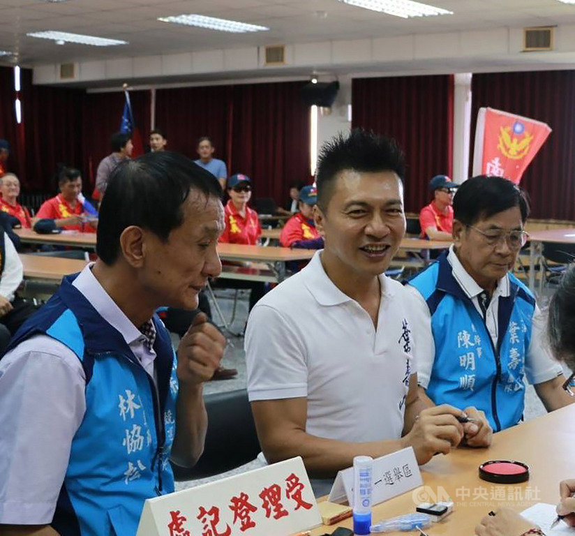 屏東縣立委第1選區(屏北),目前仍屬國民黨派出的前屏東市長葉壽山(中)與尋求連任的民進黨立委鍾佳濱的「藍綠」對決戲碼最有看頭。(葉壽山競選總部提供)中央社記者郭芷瑄傳真 108年12月7日
