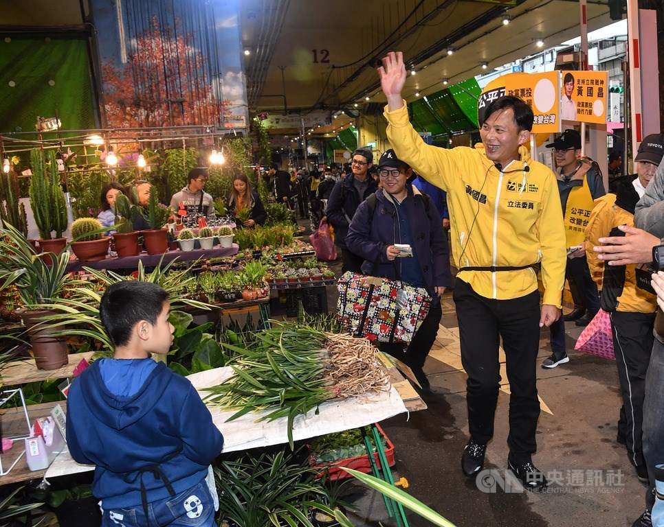 為政黨票衝刺,時代力量不分區立委被提名人黃國昌(前右)7日到台北建國花市掃街,向攤商揮手致意,籲請選民將珍貴政黨票投給時代力量。中央社記者林俊耀攝 108年12月7日