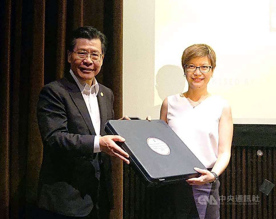 「台灣電影節-台灣電影中的女神」6日開幕,駐星代表梁國新(左)捐贈16釐米影片給新加坡「亞洲電影資料館」,強化台星影視文化交流。(駐新加坡台北代表處提供)中央社記者黃自強新加坡傳真 108年12月7日
