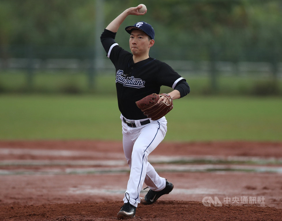 中職富邦悍將隊總教練將由前Lamigo桃猿隊教頭洪一中接任,悍將領隊蔡承儒(圖)7日受訪時雖未明說,但透露洪一中的薪水會打破本土教頭紀錄,成史上最高。中央社記者張新偉攝 108年12月7日