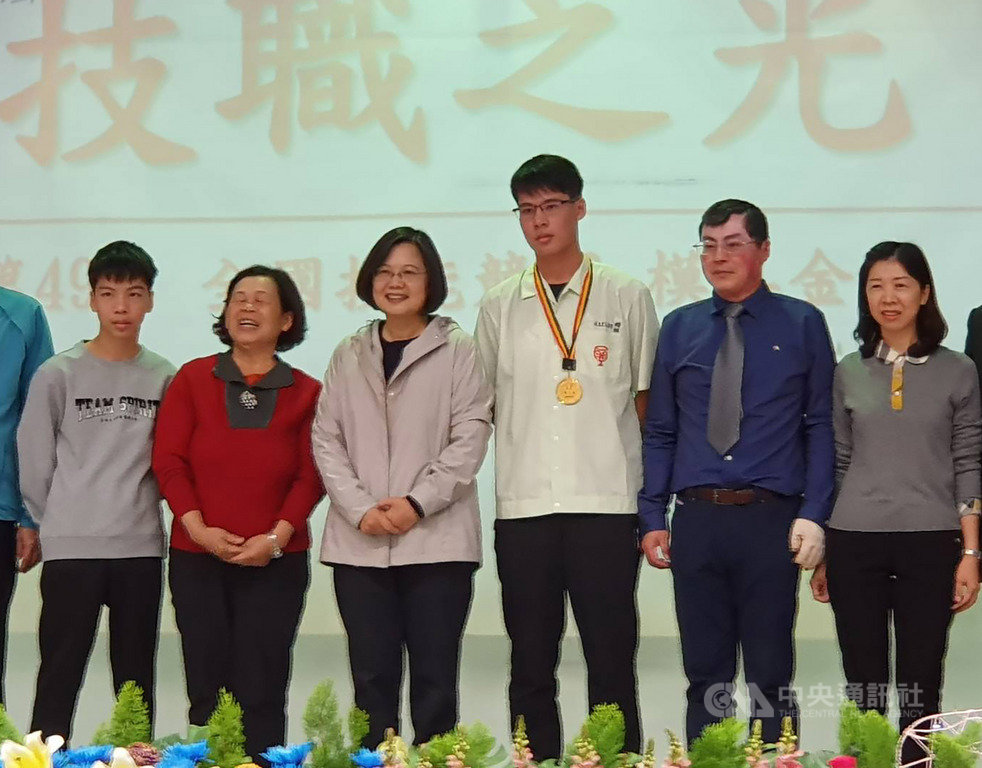 總統蔡英文(左3)7日南下參加屏東高工校友返校餐會,並表揚獲得第49屆全國技能競賽模具職類金牌的蘇柏豪(右3),眾人開心合影。中央社記者郭芷瑄攝 108年12月7日