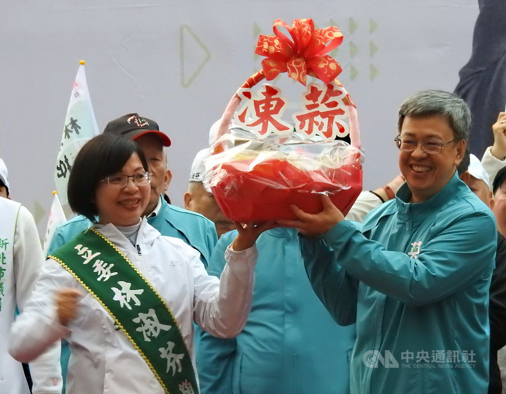 民進黨籍新北市立委參選人林淑芬(前左)的蘆洲競總成立大會7日舉行,副總統陳建仁(前右)出席站台,並送上一籃「凍蒜」,預祝連任成功。中央社記者王鴻國攝 108年12月7日