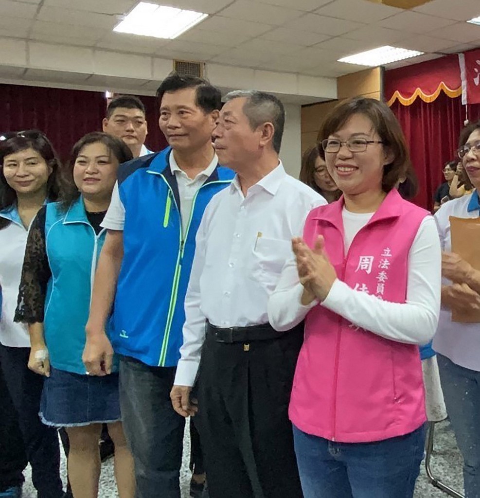 國民黨屏東縣立委參選人周佳琪(前右)是現任屏東縣議長周典論(前右2)女兒,有父親長年深耕地方的助力,實力不容小覷。(周佳琪競選總部提供)中央社記者郭芷瑄傳真 108年12月7日