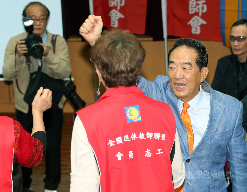 親民黨總統參選人宋楚瑜(前右)7日在台北參加由台北市教師會主辦的「2020總統暨台北市立委候選人教育政策座談會」,現場有人提問,若為了大局,「楚瑜可不可以支持國瑜」,讓現場一陣鼓噪。中央社記者郭日曉攝 108年12月7日