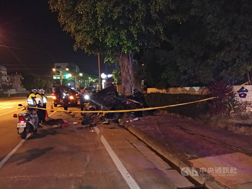 高雄市鳥松區神農路8日發生一起死亡車禍,一對兄弟開車返家途中疑失控自撞路樹,造成全車嚴重變形,造成一人當場死亡,一人送醫不治,警方將進一步釐清車禍原因。(警方提供)中央社記者程啟峰高雄傳真 108年12月8日