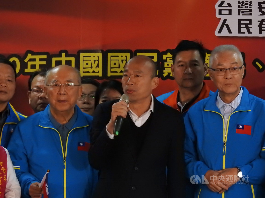 國民黨總統參選人韓國瑜(前中)8日在新北市參加客家後援會成立大會時表示,要發出第3支穿雲箭,號召全世界客家鄉親全力捍衛中華民國。中央社記者王鴻國攝 108年12月8日