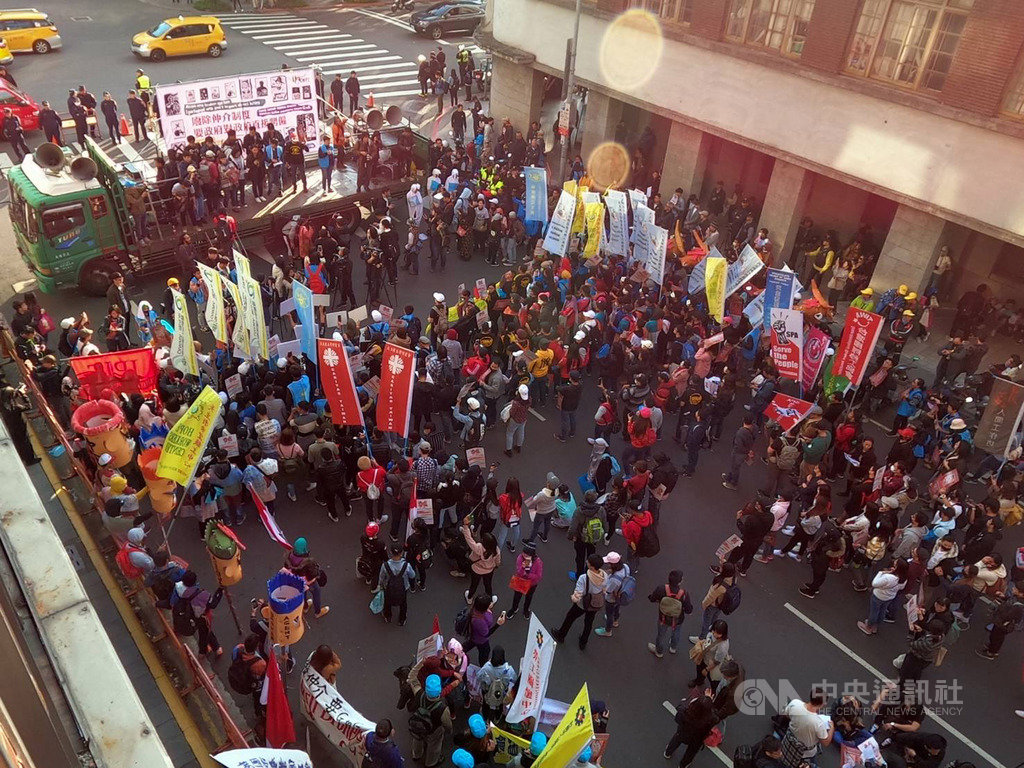 台灣移工聯盟8日舉辦移工大遊行,隊伍從國民黨中央黨部出發,接著行經民進黨中央黨部,最後抵達終點勞動部,訴求廢除私人仲介制度、要求政府對政府直接聘僱。中央社記者張雄風攝 108年12月8日