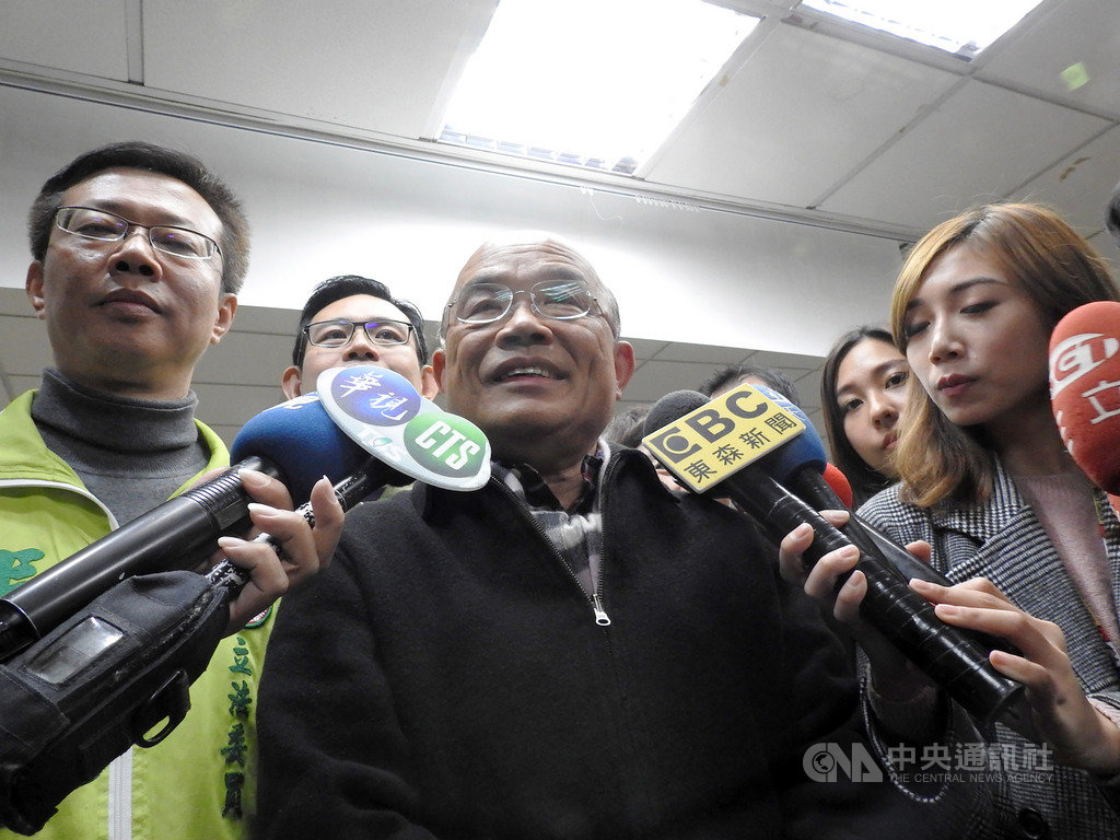 針對國民黨籍立委赴外交部抗議引發一連串風波,行政院長蘇貞昌(中)8日受訪時表示,可看出國民黨實在是作秀又說謊,非常不應該,也是錯誤示範,應該趕快誠意的道歉,同時不能再犯這樣的錯。中央社記者王鴻國攝 108年12月8日