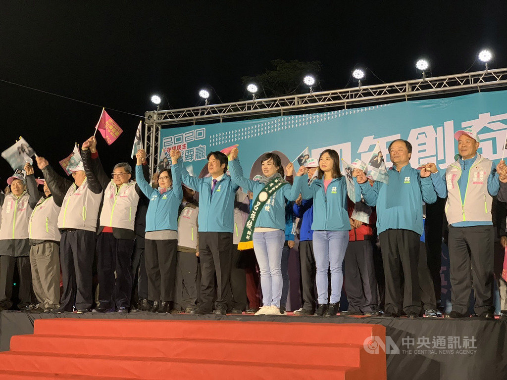 民進黨籍新北市立委參選人呂孫綾(前右4)8日晚間舉行淡水競選總部成立晚會,黨副總統參選人賴清德(前右5)現身站台,眾人攜手齊呼口號造勢,場面熱絡。中央社記者葉臻攝 108年12月8日