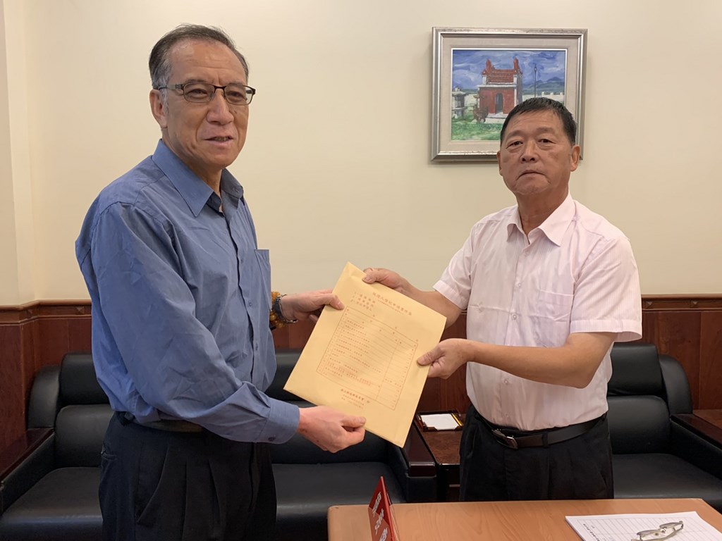 獨立參選連江縣立法委員的的前立委曹爾忠(左)表示,參選是要為馬祖年輕人找出路。馬祖政治話語權一直以來被少數人獨占、壟斷,年輕人沒出頭機會,參選是希望翻轉,讓馬祖有改變機會。中央社 108年12月8日