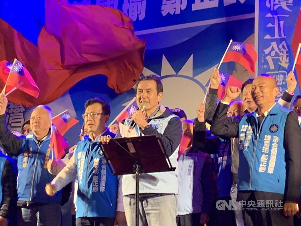 前總統馬英九(致詞者)、國民黨總統參選人韓國瑜(右)7日一同在新竹市為立委參選人鄭正鈐(左2)造勢助選,場面熱絡中央社記者郭宣彣攝 108年12月7日
