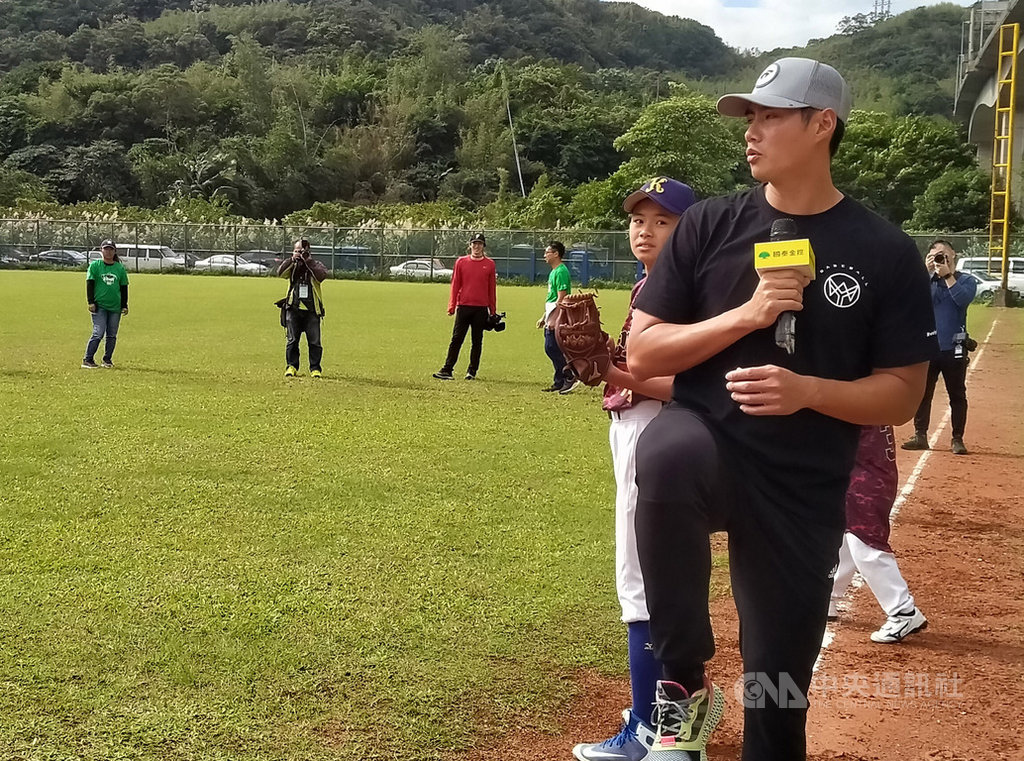 旅美左投陳偉殷(前右)8日現身基隆參與「2019國泰真殷雄–陳偉殷返台系列活動」,他受訪時談及未來想法表示,還是會以先發為目標,但不管中繼或先發他都能勝任。中央社記者王朝鈺攝 108年12月8日