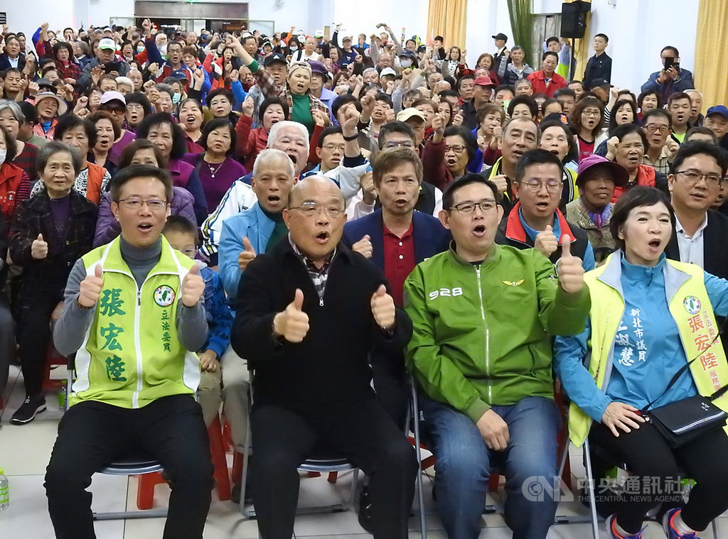 行政院長蘇貞昌(前左2)恢復健康後復出輔選,他8日到新北市為民進黨籍立委參選人張宏陸(前左)站台,並與現場民眾一起合影,場面熱烈。中央社記者王鴻國攝 108年12月8日