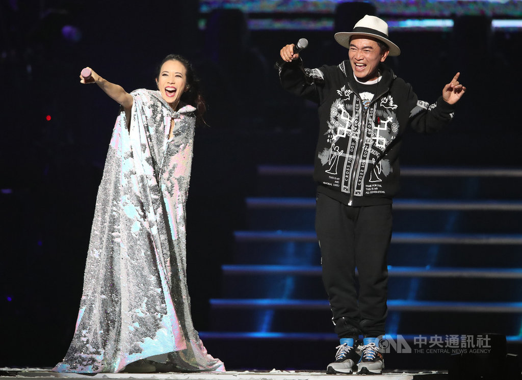歌手莫文蔚(Karen)(左)一連兩天在台北小巨蛋舉行演唱會,8日晚間綜藝天王吳宗憲(右)擔任嘉賓,兩人同台合唱,互動對話更逗得全場哈哈大笑。中央社記者張新偉攝 108年12月8日