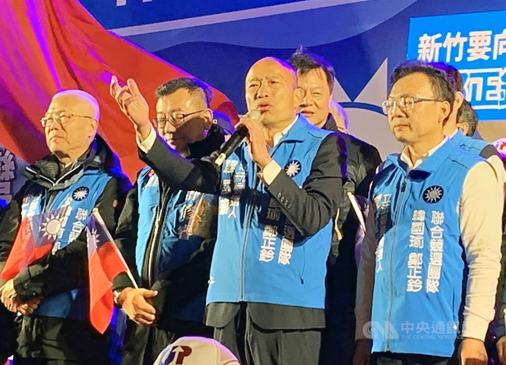 國民黨總統參選人韓國瑜(前右2)7日到新竹市為黨籍立委參選人鄭正鈐(前右)助選,韓國瑜表示,台灣人要讓下一代盡快與國際接軌,不能讓世界忘了台灣。中央社記者郭宣彣攝 108年12月7日
