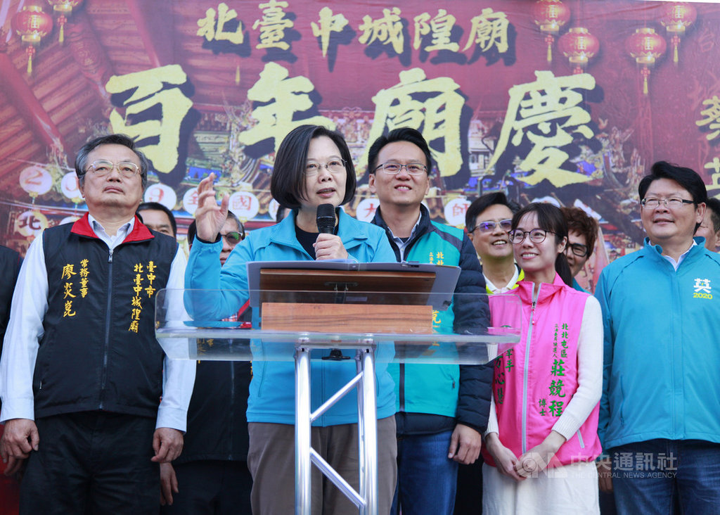 總統蔡英文(左2)8日到台中市北區北台中城隍廟參拜,並為民進黨立委參選人莊競程(左3)站台造勢,同時也呼籲年輕人要出來投票。中央社記者郝雪卿攝 108年12月8日