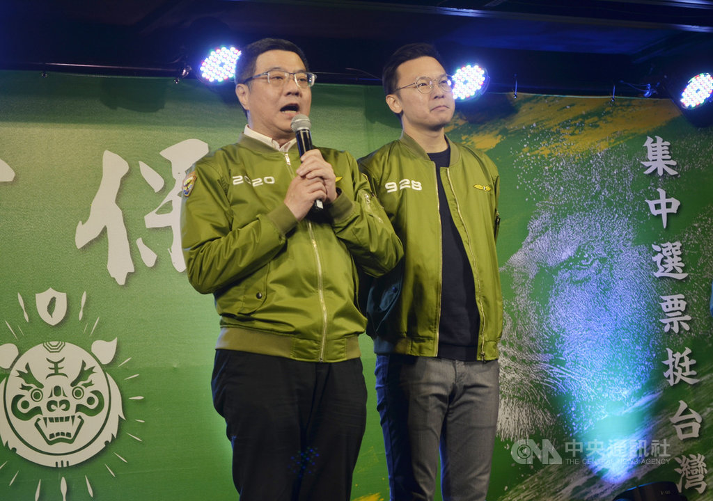 民進黨主席卓榮泰(左)與副秘書長林飛帆(右)8日晚間到雲林斗南,為黨籍立委參選人輔選造勢。中央社記者蔡智明攝 108年12月8日