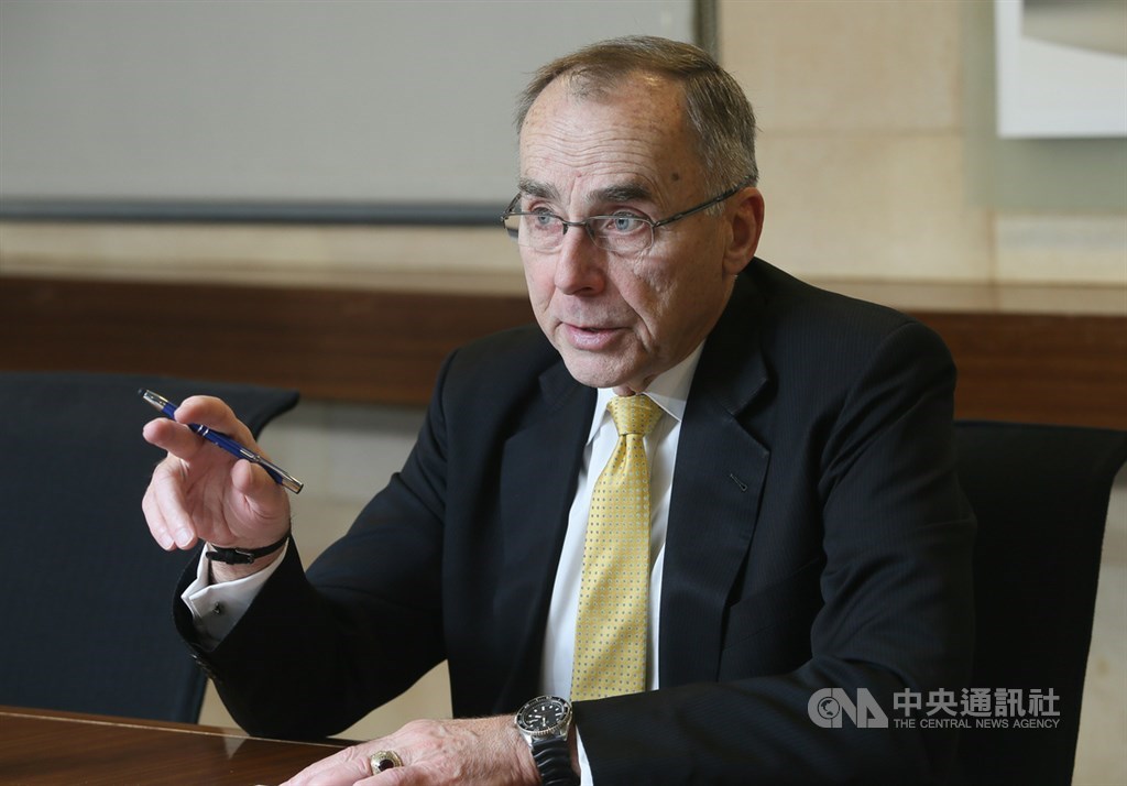 前美國國防部亞太事務助理部長葛瑞森(Wallace C. Gregson)(圖)8日在台受訪,對於若總統蔡英文連任,兩岸情勢是否會有所改變,葛瑞森說,中國國家主席習近平可能不樂見蔡總統連任,但這對台灣人來說並不重要;台灣是民主、自由的社會,台灣人有權選出自己的總統。中央社記者謝佳璋攝 108年12月8日