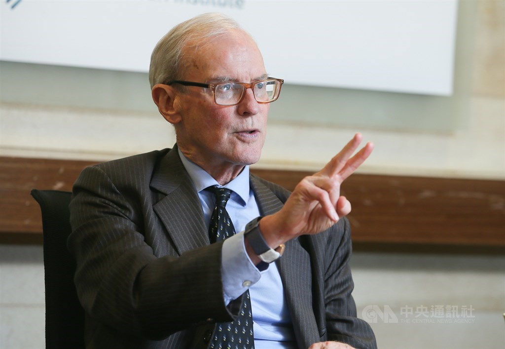 前美國在台協會台北辦事處長楊甦棣(Stephen Young)8日在台北受訪表示,看到香港的例子,他認為,台灣人有足夠的智慧,知道當中國承諾「統一之後,一切都會沒問題」,這樣的話是不可信的。中央社記者謝佳璋攝 108年12月8日