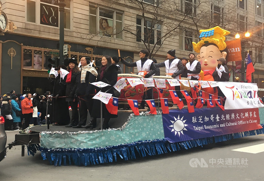 駐芝加哥辦事處為紀念台灣關係法40週年,11月28日以花車形式參加感恩節遊行。花車上擺放大型媽祖充氣公仔,象徵台灣媽祖親臨芝加哥慶祝感恩節。(駐芝加哥辦事處提供)中央社記者尹俊傑紐約傳真 108年12月8日