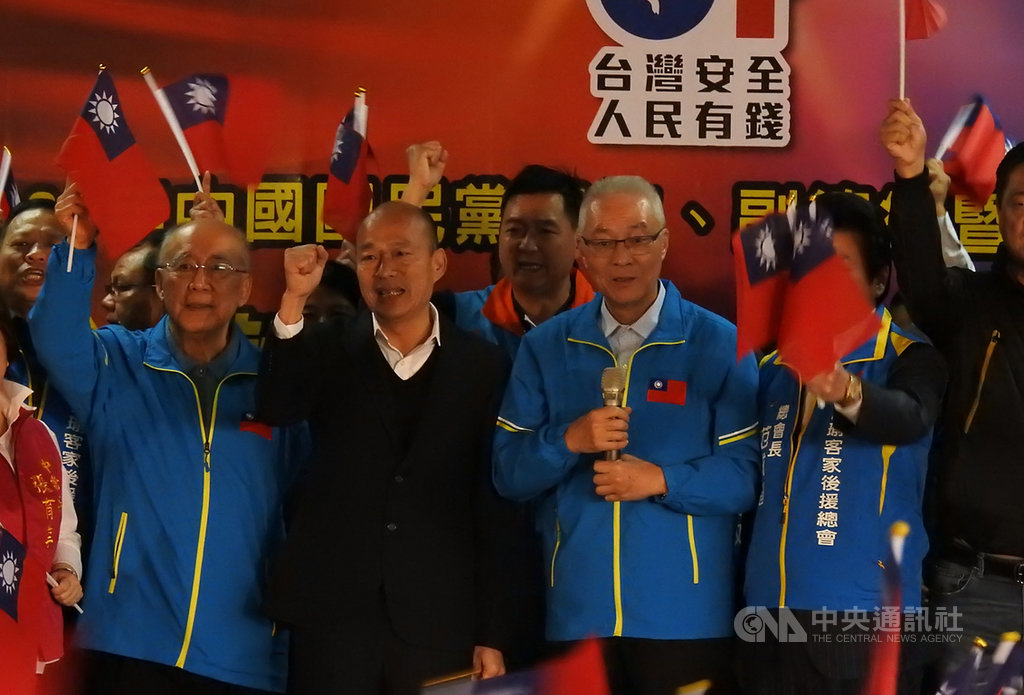國民黨總統參選人韓國瑜(前左2)與黨主席吳敦義(前左3)8日在新北市出席客家後援會成立大會,吳敦義呼籲大家要團結,讓國政領航台灣起飛及立委當選60席為目標讓國會過半。中央社記者王鴻國攝 108年12月8日