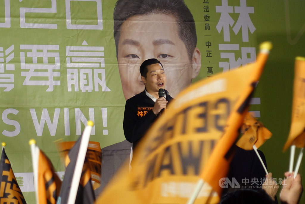 尋求連任的無黨籍立委林昶佐8日在台北市中正區文光公園舉行音樂會,爭取選民支持,現場「凍蒜」聲不斷。中央社記者梁珮綺攝 108年12月8日