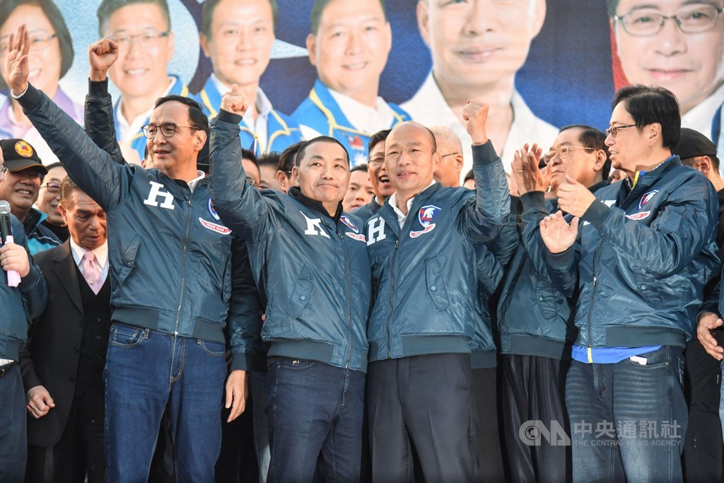 國民黨總統參選人韓國瑜(前左3)8日到板橋第二運動場出席新北市聯合競選總部成立大會,新北市長侯友宜(前左2)與韓國瑜首度同框造勢。前右為國民黨副總統參選人張善政、前左為韓國瑜全國競總主委朱立倫。中央社記者林俊耀攝 108年12月8日