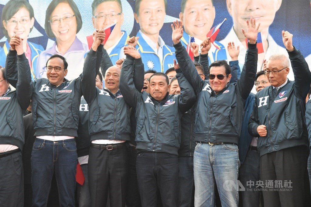 國民黨新北市總統副總統暨立委聯合競選總部成立大會8日下午舉行,外界關注的新北市長侯友宜(前中)與黨籍總統參選人韓國瑜(前左2)終於同框造勢,前總統馬英九(前右2)、黨主席吳敦義(前右)、前新北市長朱立倫(前左)也出席與會,展現大團結氣勢。中央社記者林俊耀攝 108年12月8日
