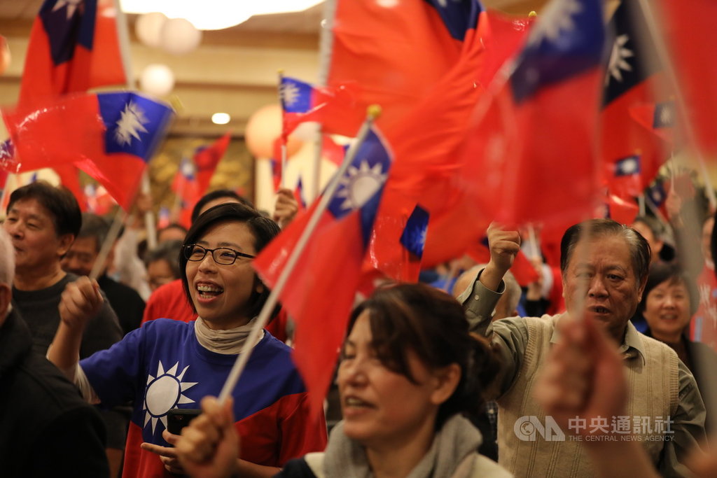 大華府韓國瑜後援會及大華府僑學界韓國瑜後援會7日舉辦僑宴,歡迎國民黨總統參選人韓國瑜妻子李佳芬的來訪。現場數百名支持者熱情搖著中華民國國旗,高喊李佳芬加油、韓國瑜當選。中央社記者徐薇婷華盛頓攝 108年12月8日