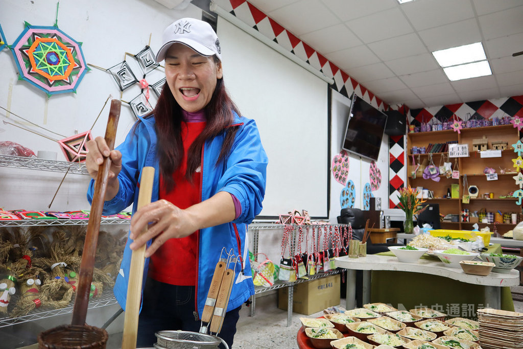 「米86」團隊執行長黃郁惠(圖)說,花蓮玉里織羅部落的產業推廣中心「禮辦供處」是由部落婦女共同經營,內容包括解說導覽、餐飲料理及農事體驗等,也提供展售農特產品的空間,讓部落廚房和部落小農都能藉由產地餐桌而獲利。中央社記者李先鳳攝 108年12月8日