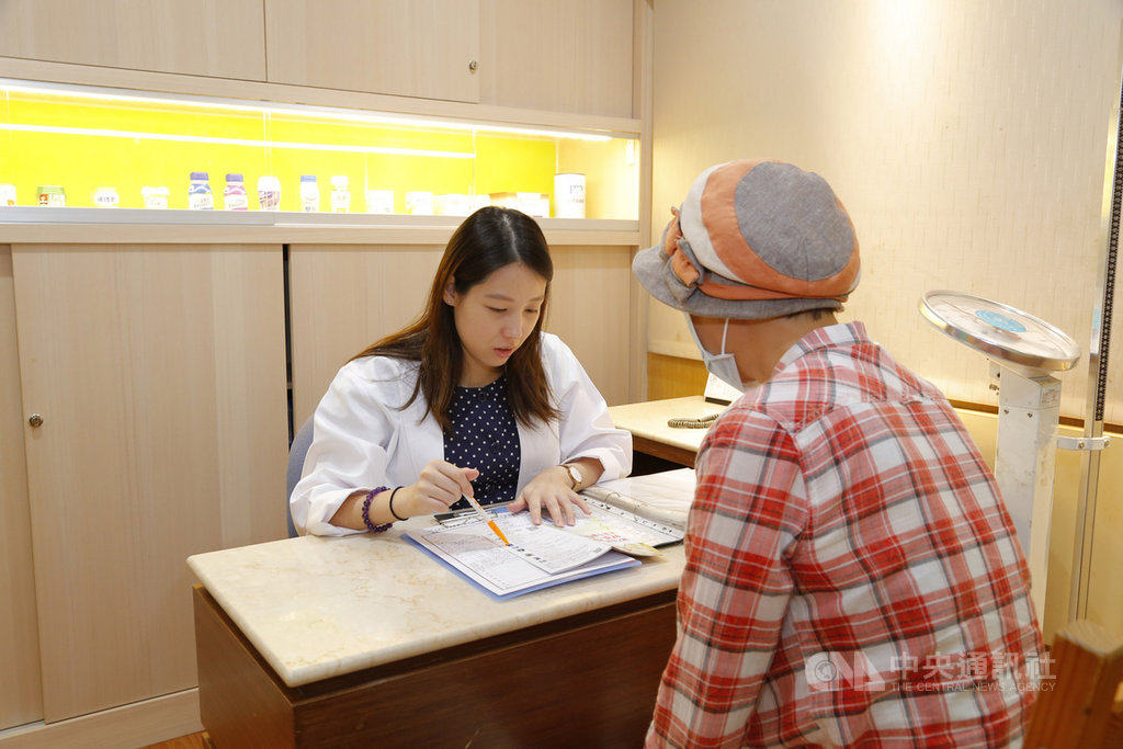 台灣癌症基金會4月針對909名癌友及其家屬以及300名一般民眾進行調查,為了爭取救命的新藥、新科技,多達72%癌友願意每月負擔5000元以上,50%癌友願意負擔2萬元以上,呼籲健保署對癌藥採取「差額給付」。(台灣癌症基金會提供)中央社記者張茗喧傳真 108年12月8日