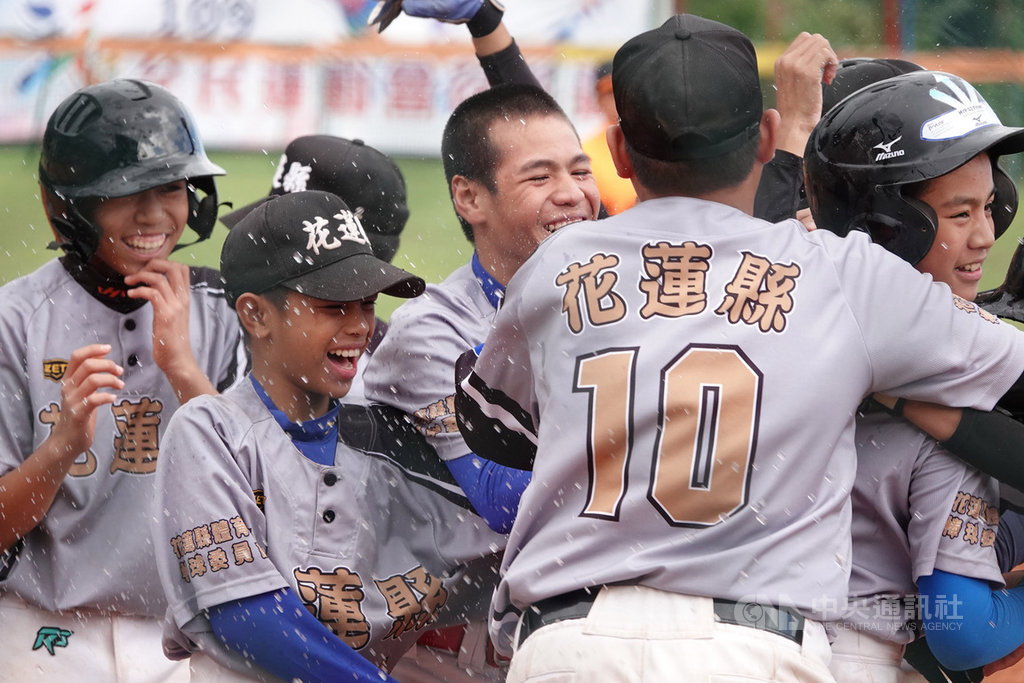 2019第7屆花蓮台彩威力盃全國少棒賽季軍戰8日上午舉行,地主花蓮藍隊(圖)展現韌性,成功擊敗南投縣隊,睽違5屆再拿季軍,賽後球員開心擁抱慶祝。中央社記者謝靜雯攝 108年12月8日