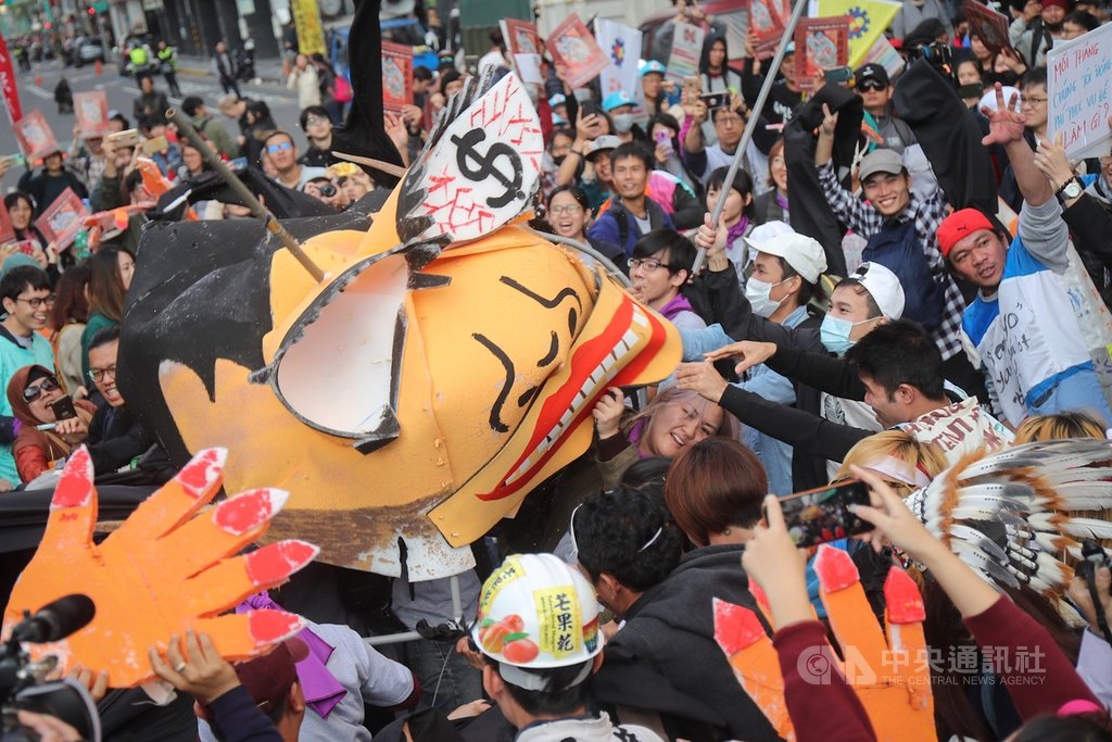 移工大遊行8日在台北登場,下午遊行至勞動部,移工團體打破象徵仲介的道具,訴求「廢除仲介制度,要政府對政府直接聘僱(G2G)」,讓移工免於被仲介剝削。中央社記者裴禛攝 108年12月8日