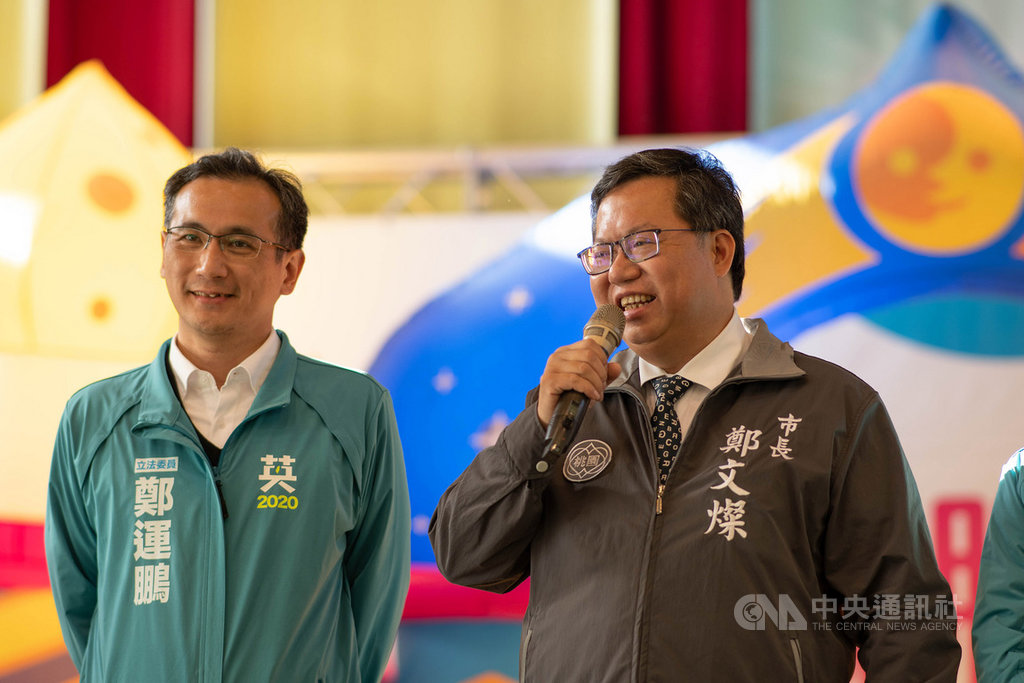 對於國民黨總統參選人韓國瑜稱總統蔡英文若連任,台灣人民會「慘慘慘慘」一事,桃園市長鄭文燦(右)8日回應,做為總統參選人要有希望,要點燃人民心中的一盞燈,「要快樂競選不要詛咒,也不要唱衰台灣」。(立委參選人鄭運鵬競選總部提供)中央社記者邱俊欽桃園傳真 108年12月8日