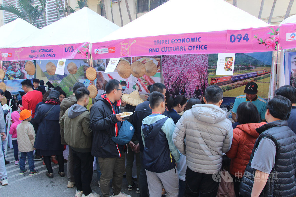 越南外交部8日在河內舉行2019年國際慈善義賣會,義賣所得將捐贈給當地慈善機構。駐越南代表處響應參加,設置台灣館,推出的珍珠奶茶等美食大受民眾歡迎。中央社河內攝 108年12月8日
