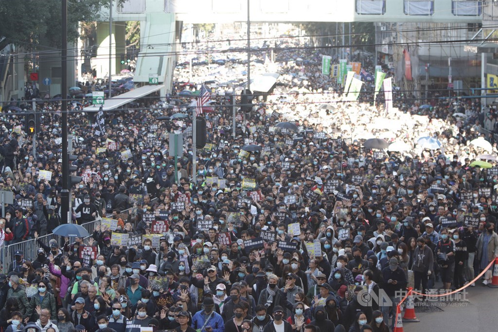 香港泛民主派團體民間人權陣線8日下午3時舉行國際人權日遊行,同時繼續爭取「反送中」運動訴求。圖為遊行人潮從銅鑼灣出發時的景象。中央社記者張謙香港攝 108年12月8日