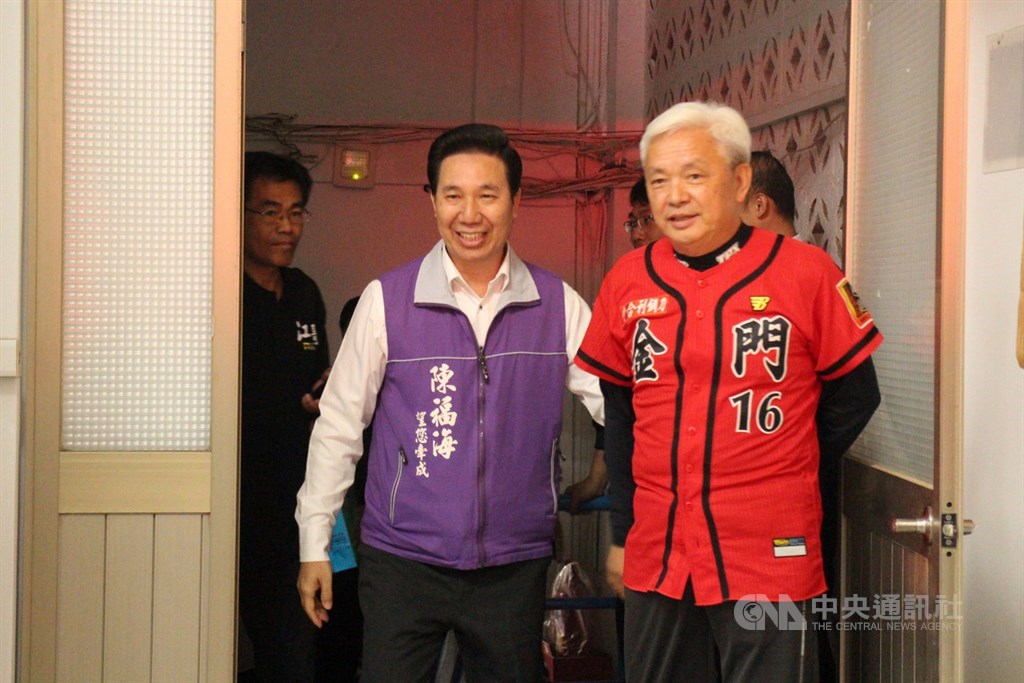 第10屆立委選舉金門有10名參選人完成登記,包括無黨籍的前金門縣長陳福海(前左)、前金門縣議員陳滄江(右)都投入立委選戰。中央社記者黃慧敏攝 108年12月8日